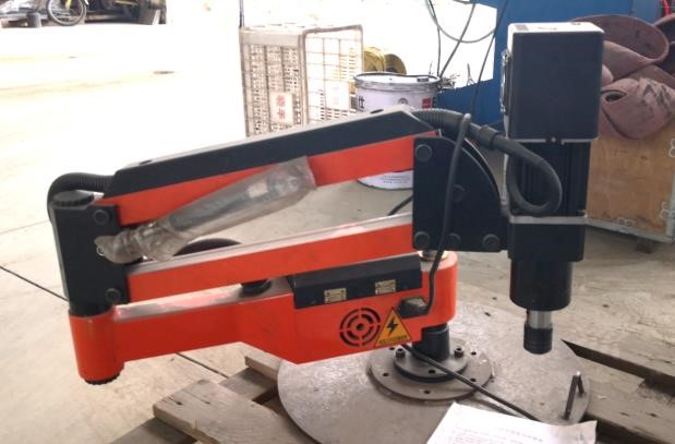 Electric articulated arm tapping machine.