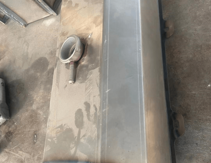 Custom heavy-duty hydraulic oil tank and fuel tank fabrication - KS Metal Pro